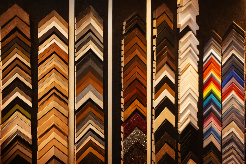 Display met staaltjes voor maatwerk inlijstingen in een ambachtelijk kaderatelier