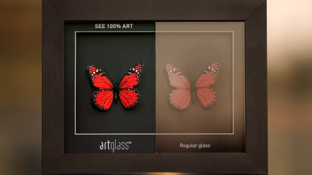 Vergelijking tussen standaard glas en Artglass museumglas AR70 in een fotolijst, waarbij het anti-reflecterende AR70-glas vrijwel geen reflectie toont en het beeld duidelijker zichtbaar is dan bij normaal glas.